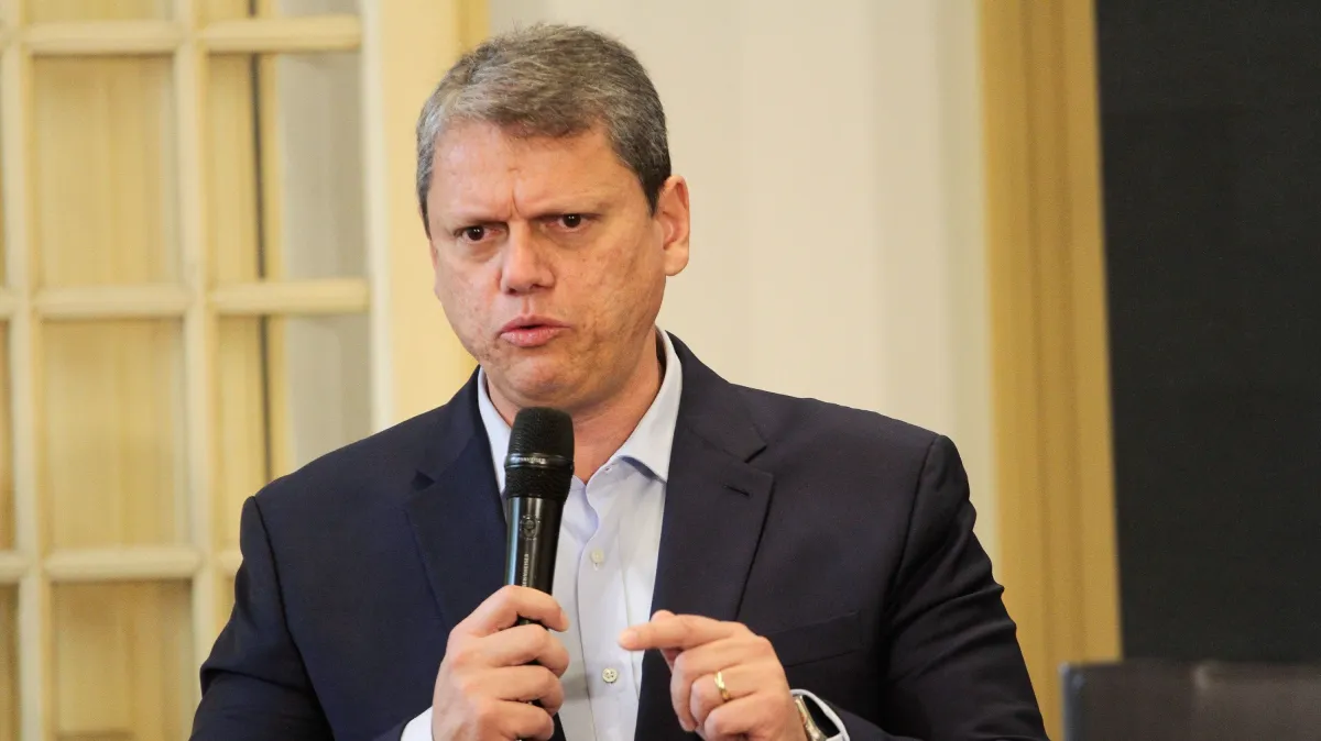 Tarcísio aposta no antipetismo para impulsionar campanha de Flávio Bolsonaro